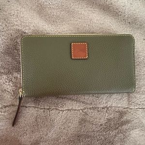 Dooney & Bourke pebble grain wallet NWOT